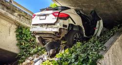 Dikejar Polisi, Mobil Mewah Maserati Levante Terjepit di Bawah Jembatan  