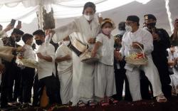  Tangis Duka Dian Sastro Iringi Pemakaman Adiguna Sutowo