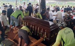 Diantar Ratusan Pelayat, Jenazah Adiguna Sutowo Dimakamkan di TPU Tanah Kusir