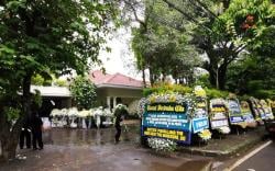  Adiguna Sutowo Meninggal, Ratusan Karangan Bunga Penuhi Halaman Rumah Duka