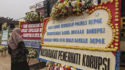 Dukung Usut Dugaan Korupsi Damkar Depok, Karangan Bunga Hiasi Kantor Polisi