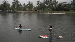 Serunya Bermain Stand Up Paddle di Embung Kaliaji Kaki Gunung Merapi