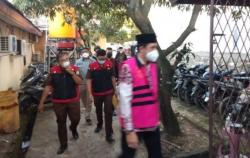 Kenakan Rompi Pink, Mantan Sekda Tanah Bumbu Ditahan terkait Kasus Korupsi Kursi