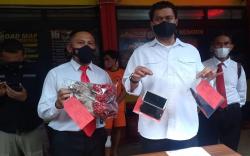 Begal Sadis Tusuk Tangan Sopir Taksi Online lalu Ajak Check In ke Hotel di Bandung<