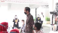 Jokowi Tinjau Vaksinasi Massal Seniman dan Budayawan di Gambir<