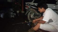 Hujan Sebentar Langsung Banjir, Warga Panyabungan Ini Mancing Ikan di Teras Rumah