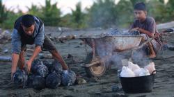 Kelapa Muda Bakar Khas Bulan Ramadan, Dijual Rp10.000 per Buah