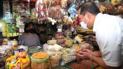 Mendag M Lutfi Cek Harga Bahan Pokok di Pasar Wonokromo Surabaya