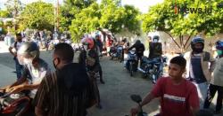 Video Antrean Kendaraan di APMS, Harga BBM Rp30 ribu Per Botol di Lembata