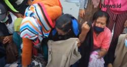 Video Puluhan Warga di Blitar Berburu Baju Bekas untuk Lebaran