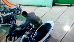 Terekam CCTV, Pria Bersarung dan Berkopiah Embat Motor di Halaman Masjid<