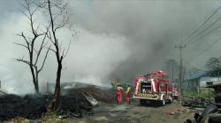 Pemadaman Kebakaran Penampungan Ban Bekas di Bogor, Kepulan Asap Masih Terlihat