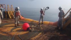 Pipa Pertamina Bocor, Minyak Mentah Cemari Laut Ciparage Karawang<