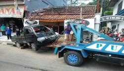Diduga Sopir Ngantuk, Pikap Tabrak Motor dan Seruduk Kios Bakso hingga Hancur