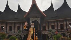 Gaya Menparekraf Sandiaga Uno Pakai Baju Adat Minang Kunjungi Rumah Gadang