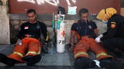 Pahlawan Surabaya, Petugas Pemadam Kebakaran Terkapar usai Selamatkan 3 Nyawa