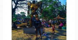 Tempat Ngabuburit Favorit di Bandung, Asyik Makan Durian Ditemani Transformers<