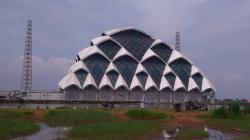 Ngabuburit di Masjid Al Jabbar, Mancing di Danau Sambil Mengagumi Kemegahannya <