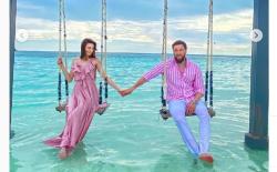 Bikin Iri, Pevoli Cantik Sabina Altybekova Tampil Mesra Bareng Suami di Pantai