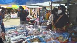 Warga Mamuju Tengah Berburu Takjil di Pasar Tradisional Topoyo