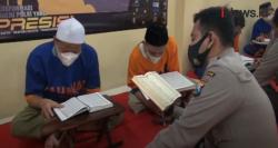 Video Polisi dan Warga Binaan di Surabaya Belajar Al Quran