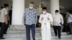 Pakai Sarung dan Peci, Gubernur Ridwan Kamil Bertemu Dubes Uni Eropa