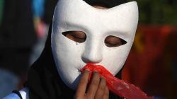 Aktivis Lingkungan Makan Plastik Peringati Hari Bumi di Surabaya