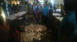 Kesal Terhadap BPNT, Puluhan Pedagang Tempe  di Pemalang Buang Dagangan