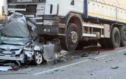 Mobil Remuk dan Terjepit Dua Truk, 5 Orang Sekeluarga Tewas