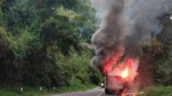 Mobil Minibus Terbakar di Jalan Enrekang-Toraja, Diduga Korsleting Listrik