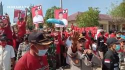 2 Kubu Pendukung Kades Bersitegang, Kapolsek Redakan Emosi Massa dengan Salawat<