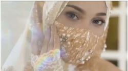 Gaya Syar’i, Syahrini Pamer Mukena Bertabur Emas dan Swarovski  