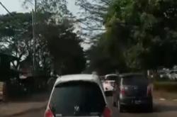 Video Viral Ambulan Bawa Ibu akan Melahirkan Dihalang-halangi Mobil Pribadi di Tangerang