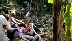 Video Warga Purworejo Protes Pemasangan Patok Penambangan Batuan Andesit