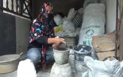 IRT di Lobar Sulap Popok Bayi Bekas Jadi Pot Bunga Cantik, Produk Laku Keras