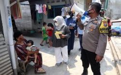 Lurah Pacar Keling Surabaya Keliling Kampung Sosialisasikan Larangan Mudik