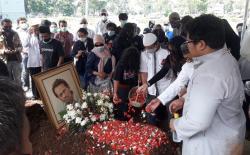 Sastrawan Radhar Panca Dahana Dimakamkan di Tanah Kusir, Sang Anak Kumandangkan Azan