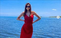 Pevoli Cantik Sabina Altynbekova Tampil Cantik Pakai Gaun di Pantai, Netizen Terpesona