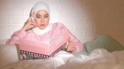 Parenting Zaskia Mecca Ajarkan Anak Shalat Dikritik Netizen, Ternyata Ini Alasannya!