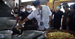 Sandiaga Uno Goreng Keripik Sanjai Khas Bukittinggi, Ternyata Ini Asal Usulnya 