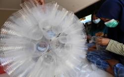 Anak-anak Kampung Herbal Nginden Ubah Gelas Air Mineral Bekas Menjadi Lampu Gantung Cantik 