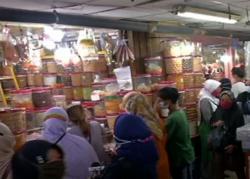 Melihat Keseruan Berburu Aneka Kue Kering di Pasar Balimester 