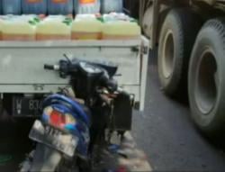 Video Motor Tabrak Pikap yang Sedang Parkir di Sidoarjo, 1 Orang Tewas