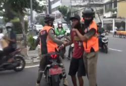 Video Pak Ogah Tak Berkutik saat Dirazia Satpol PP di Pasar Baru Jakpus