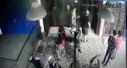Video Pegawai Barbershop Jadi Korban Penganiayaan Pria Tak Dikenal<