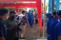 Video Gubernur Jatim dan Istri Panglima TNI Takziah ke Rumah Duka Kolonel Laut Harry Setiawan