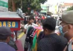 Video PKL Tanah Abang Kabur dan Selamatkan Dagangan dari Satpol PP 