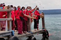 Gubernur Bali dan Bupati-Wali Kota Gelar Tabur Bunga Bagi 53 Awak KRI Nanggala 402