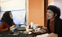 Kocak! Atta Halilintar Dinner Romantis Terpisah Jendela dan Balkon Bersama Aurel Hermansyah