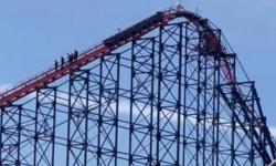Ngeri Roller Coaster Mogok di Ketinggian Curam, Pengunjung Dievakuasi